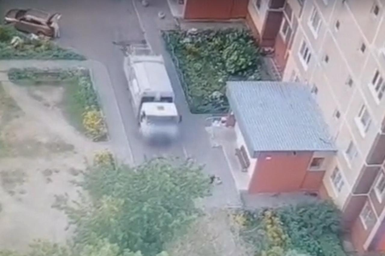 zibil-masini-qadini-bele-ezdi-anbaan-video-1692551115