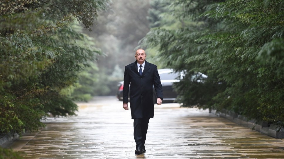 ilham-eliyev-umummilli-lider-heyder-eliyevin-mezarini-ziyaret-etdi-1702359825