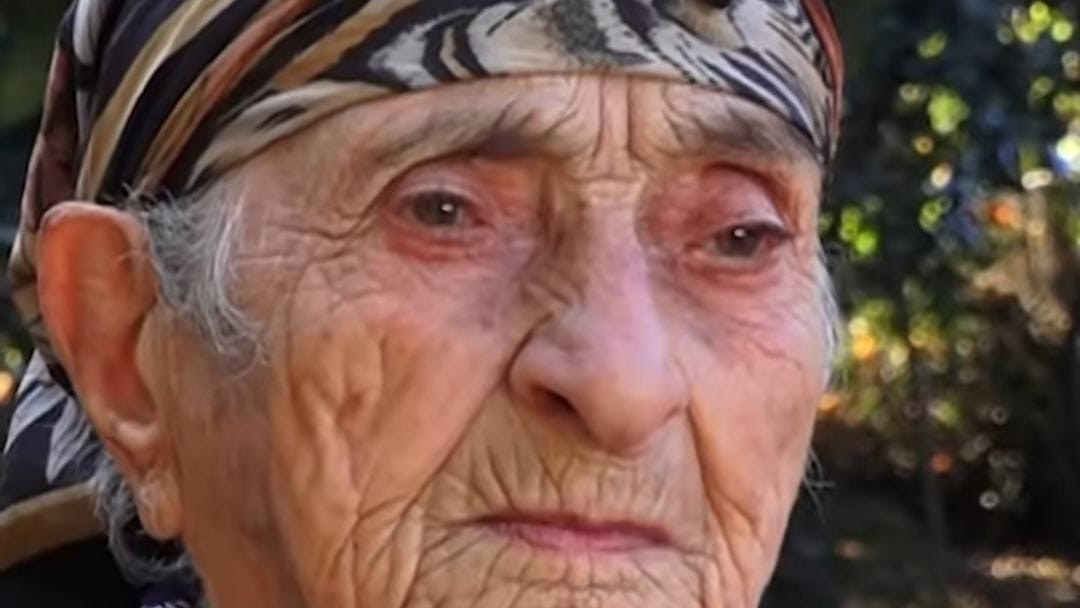85-yasli-azerbaycanli-nene-agaca-cixdi-videonbspnbsp-1728995258