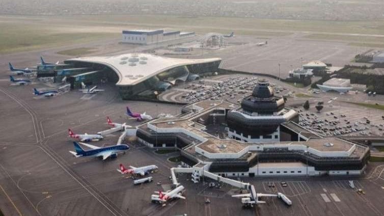 daha-bir-memur-kulli-miqdarda-qizilla-tutuldu-baki-aeroportunda-emeliyyat-videonbsp-1735584349