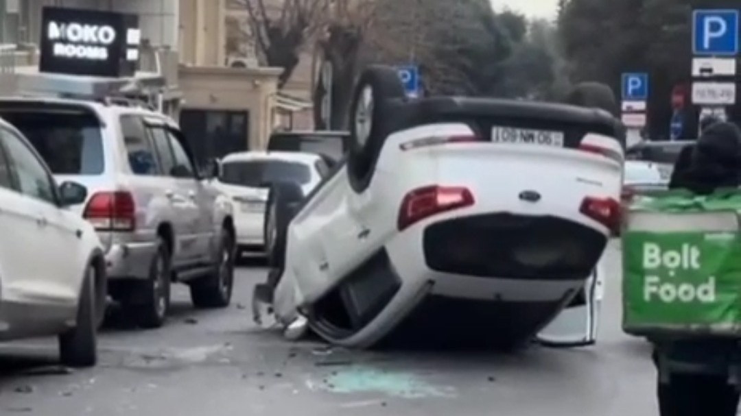 bakidanbsp-seher-saatlarinda-agir-qeza-kia-4-masini-ezib-asdi-video-1739347348