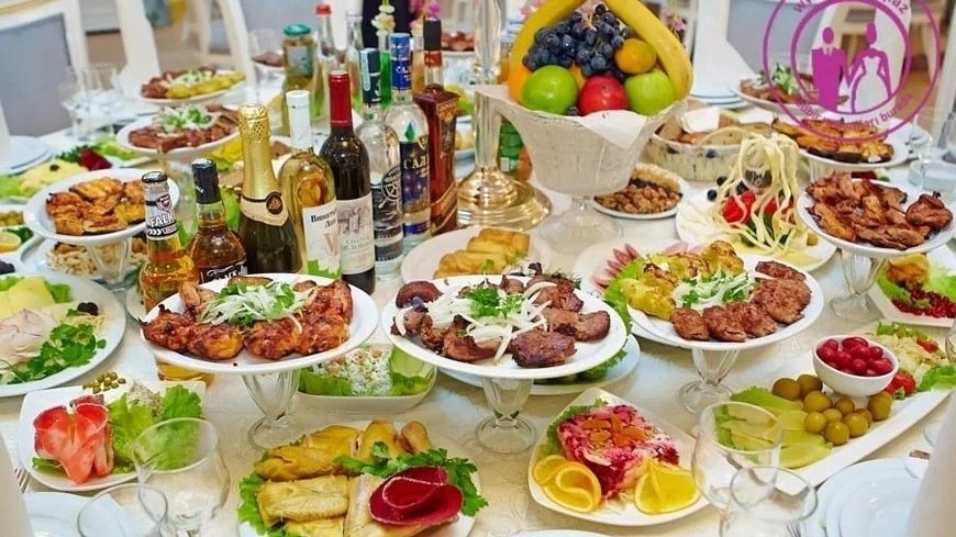 restoranlarin-oyunu-toyda-artiq-qalan-yemeklerin-sonraki-aqibeti-1744480011