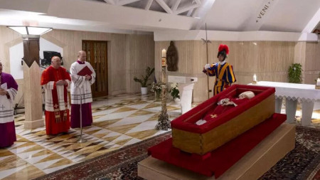 papanin-tabutunun-altina-azerbaycan-xalcasi-serilib-fotonbsp-1745415178