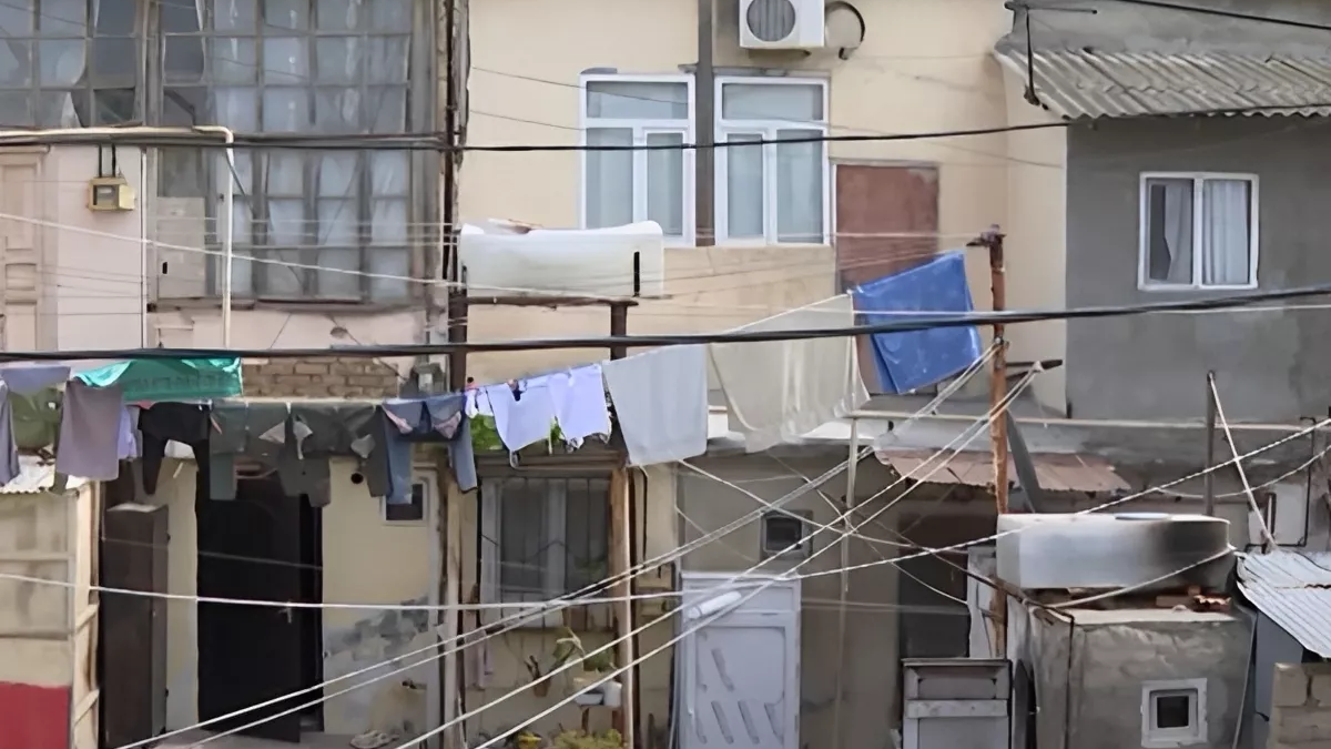 bakida-qezali-veziyyetde-olan-bina-her-an-uca-biler-video-1745782558