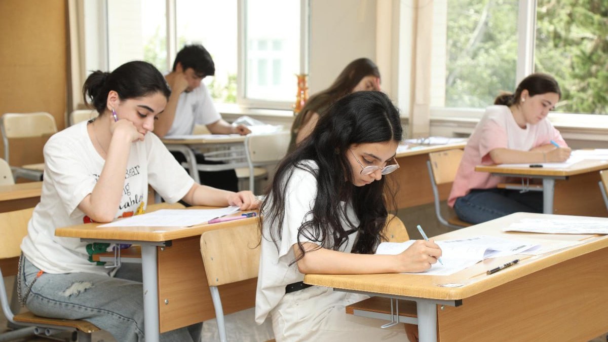 bu-qeder-abituriyent-telebe-adini-qazana-bilmeyecek-sok-reqemnbsp-1746510868