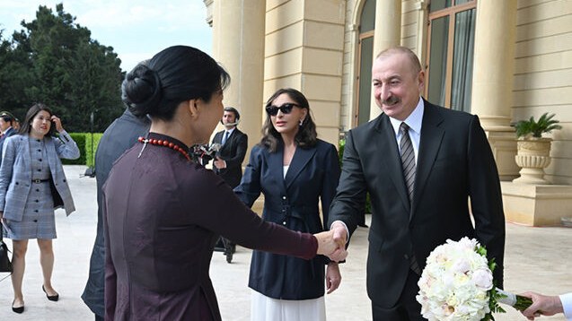 prezident-aile-uzvleri-ve-resmi-qonaqlarla-gulustan-sarayinda-fotolar-1746647190