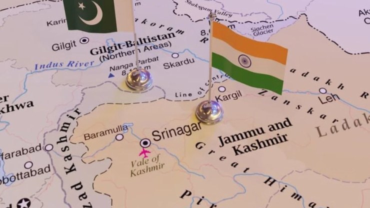 baslandi-pakistan-raket-atesine-tutuldu-mescidler-bombalandi-aeroportlar-baglandinbsp-1746595852