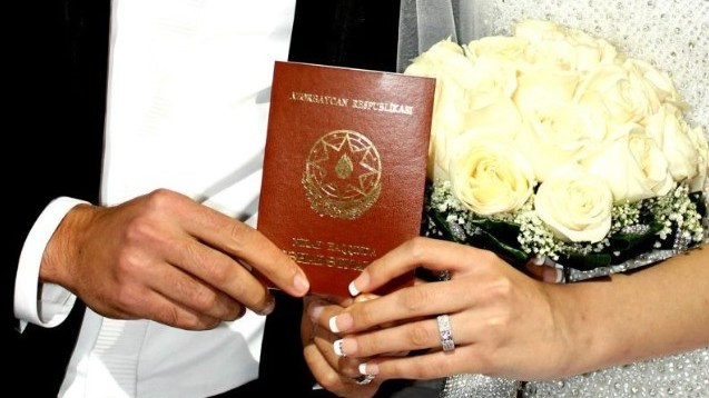yeni-evlenenlerin-diqqetine-soyada-kecmek-meselesi-1746680886