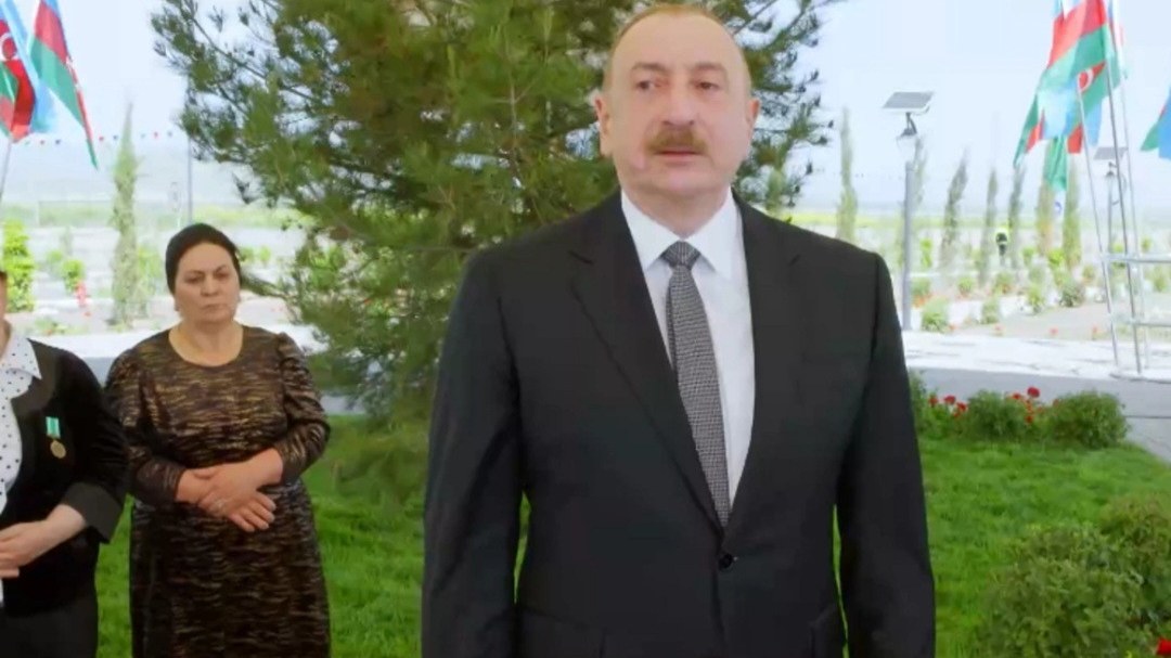 ilham-eliyev-sehid-atalarinin-desteyinden-danisarken-kovreldi-1746919995