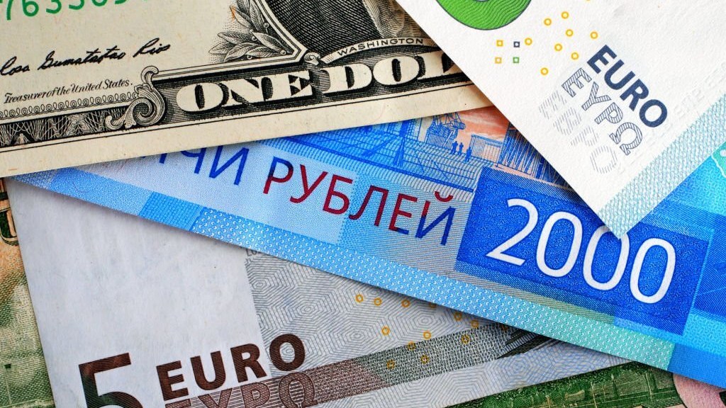 rubl-ve-avro-bahalasdi-dollar-ise-yeni-mezennenbsp-1748583680