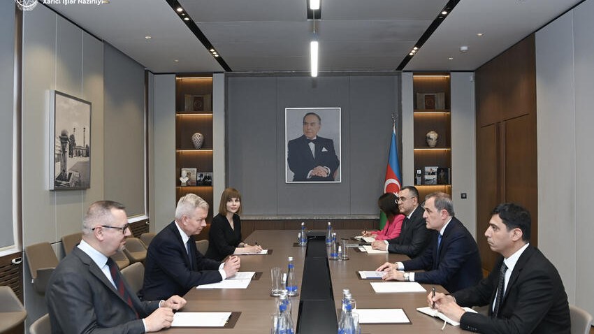 ceyhun-bayramov-polsanin-azerbaycandaki-yeni-sefiri-ile-gorusdu-1749826264