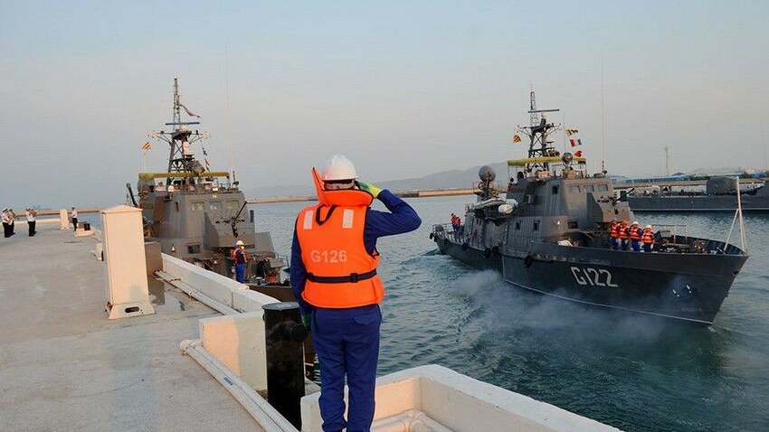 azerbaycanin-herbi-gemileri-bu-olkeye-yola-dusdu-foto-1749914505