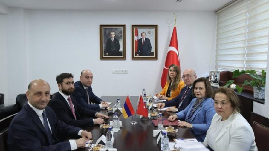 turkiye-ve-ermenistan-resmileri-ankarada-gorusduler-1750084728