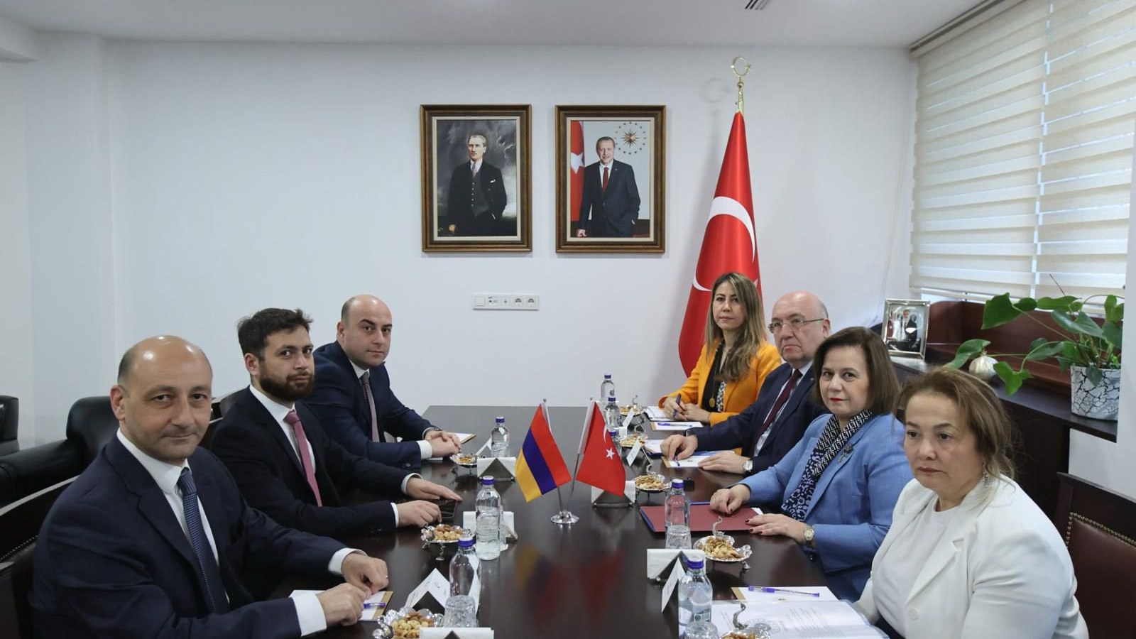 yeni-diplomatik-addim-turkiye-ve-ermenistan-xin-muavinleri-gorusdu-1750098494