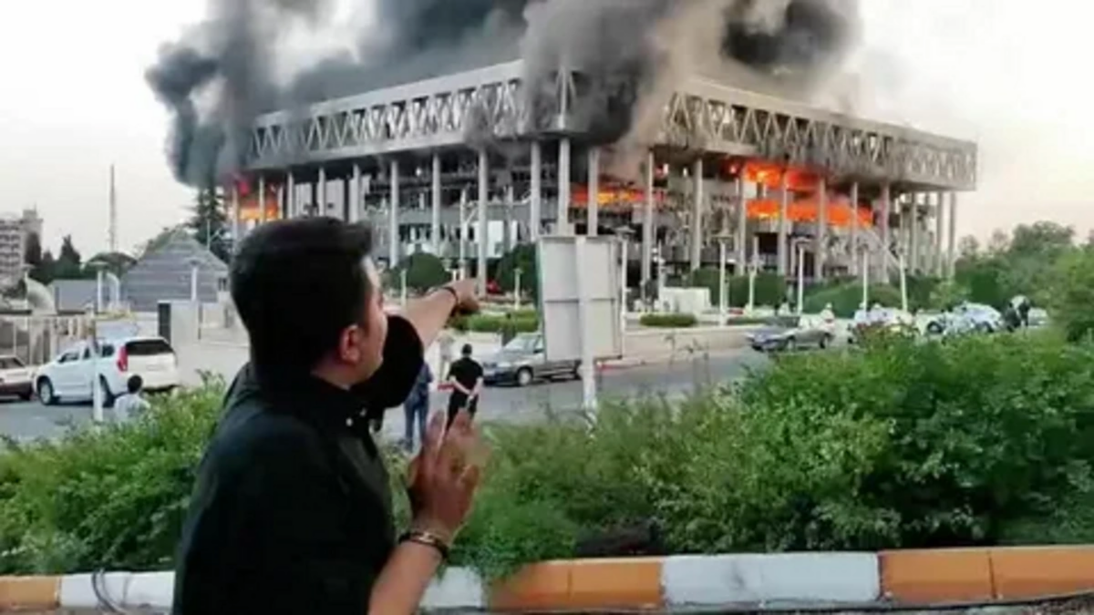 israil-dediyini-etdi-iran-televiziyasi-canli-yayimda-bele-vuruldu-olenler-var-videonbsp-1750138501