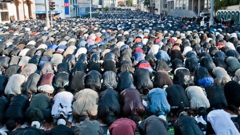 bakida-yolu-baglayib-namaz-qildilar-sakinler-etiraz-etdi-dua-edirler-amma-biz-ise-gecikiriknbsp-1750662532