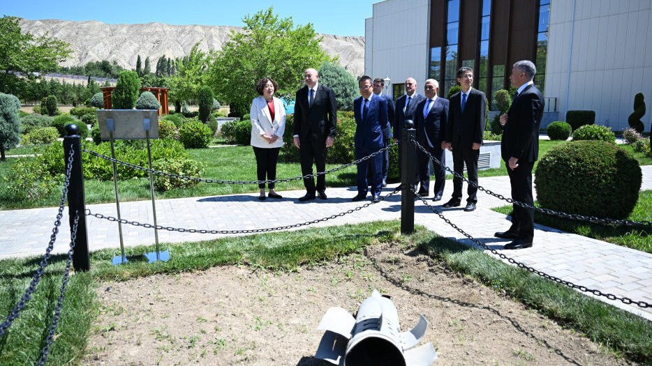 prezident-veten-muharibesi-zamani-ermenistan-terefinden-azerbaycan-ies-e-atilan-raketin-dusduyu-eraziye-baxib-fotonbsp-1750767793