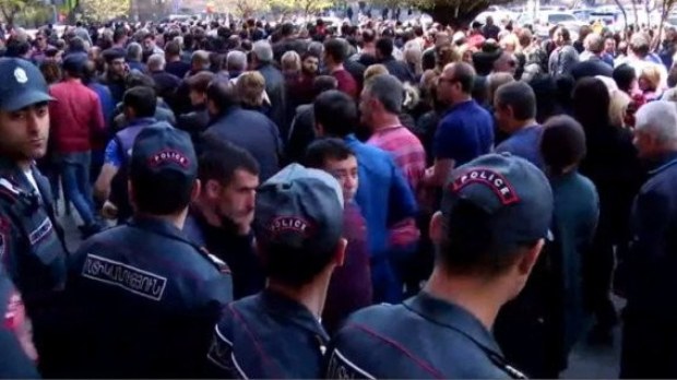 son-deqiqe-ermenistanda-polis-ve-ruhaniler-arasinda-muharibe-basladi-videonbsp-1751018569