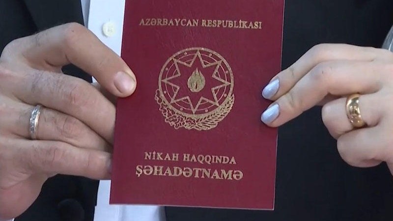azerbaycanda-ozunden-boyuk-kisilerle-evlenen-qizlarin-sayi-coxalir-videonbsp-1751087292
