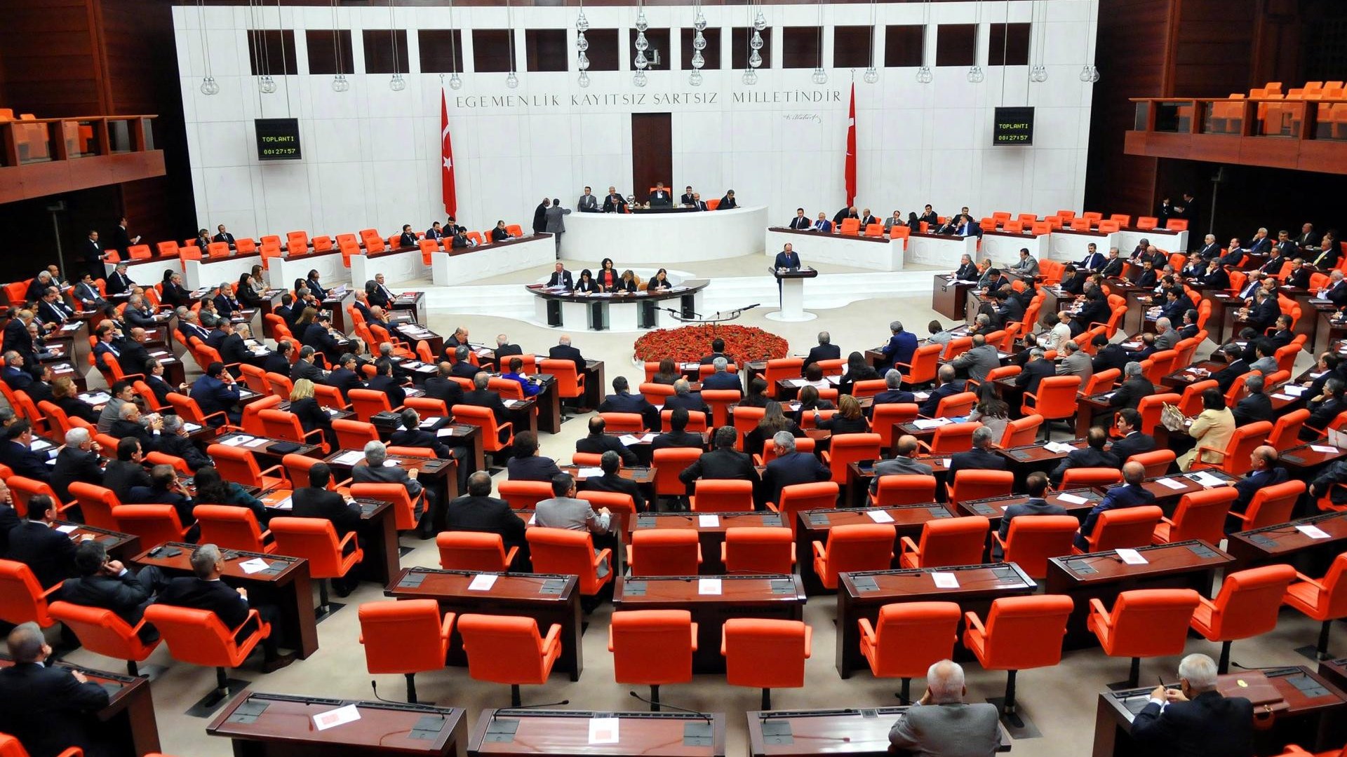 turkiye-parlamentinde-kutlevi-zeherlenme-100-den-cox-deputat-ne-bas-verib-1751614362