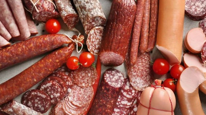kolbasa-ve-sosiska-sevenlere-xeberdarliq-bu-halda-yemek-tehlukelidirnbsp-1751868516