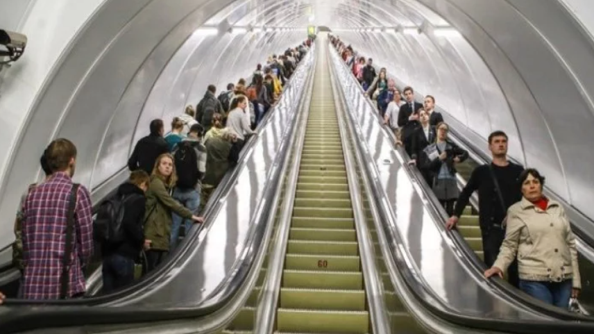baki-metrosunda-heyecanli-anlar-ana-ve-ovladlarinbsp-1751882033
