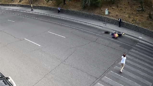 piyada-kecidinden-kecen-sexsi-moped-vurdu-1752072781