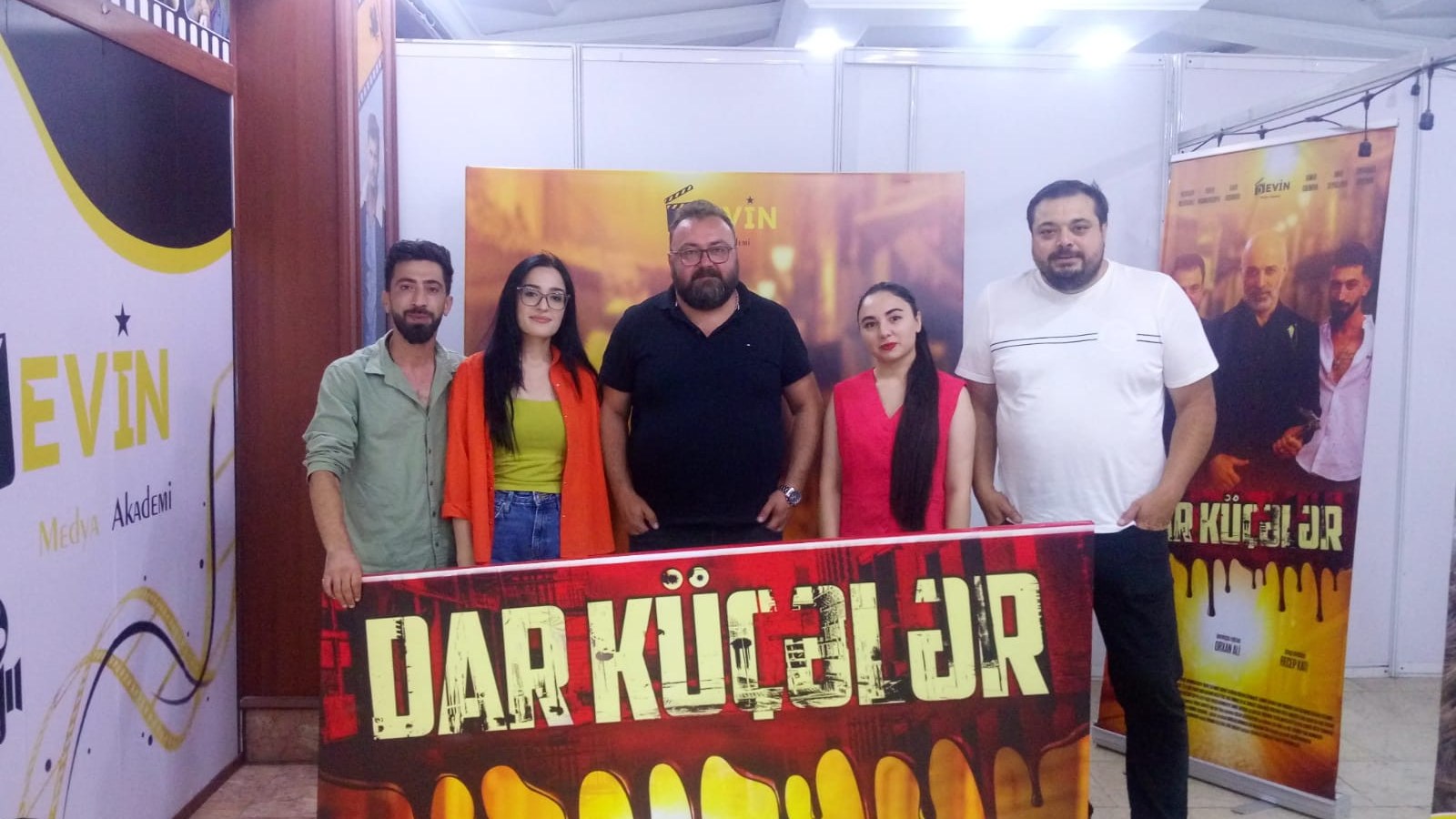 azerbaycan-turkiye-kino-emekdasliginda-yeni-sehife-dar-kuceler-filmi-uzre-musahibe-atila-uysal-1752485402