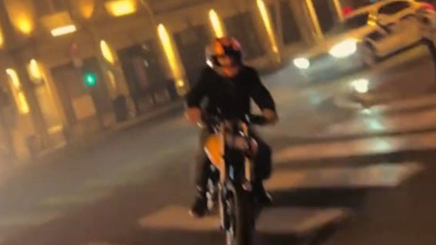 baki-kucelerini-bir-birine-qatan-motosikletci-ile-bagli-qerar-video-1752513559