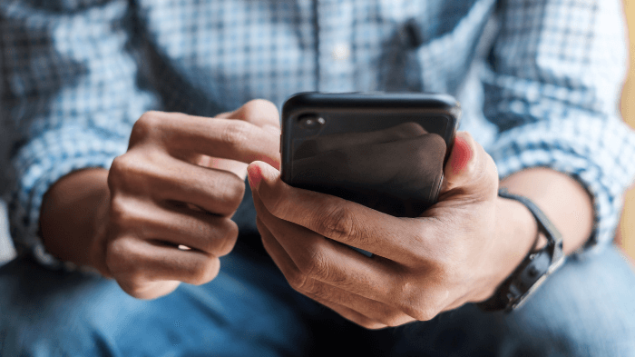 bakida-gorunmemis-deleduzluq-tanisinin-telefonu-ogurladi-anasina-yazdinbsp-1752733179