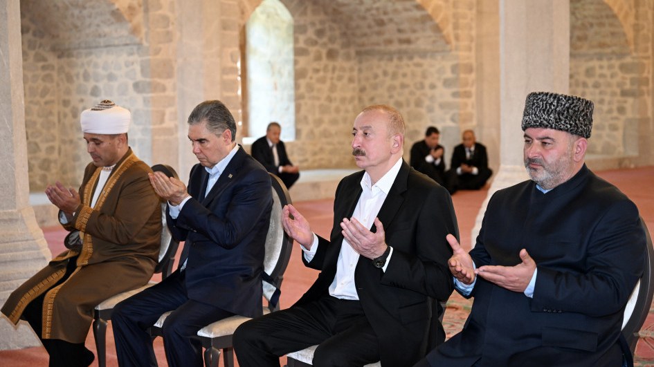 iki-liderin-dua-ucun-acilan-elleri-sukranliq-tanriya-mesaj-ise-1752849147