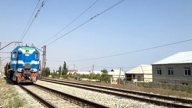 demir-yolu-xetti-boyu-tehlukeli-meskunlasma-yuzlerle-aile-olum-riski-ile-uz-uzenbsp-1753274000