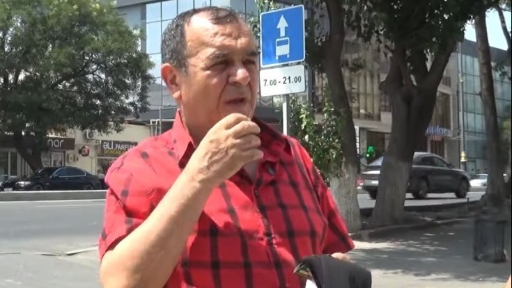 taninmis-aktyor-allahverdi-yolcuyev-kucelerde-corab-satir-video-1753427138