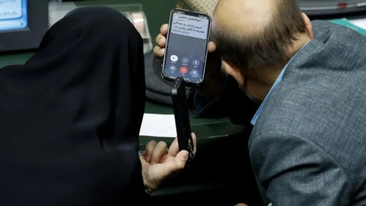 iran-parlamentinde-mobil-telefondan-istifade-qadagan-edildinbsp-1753629800