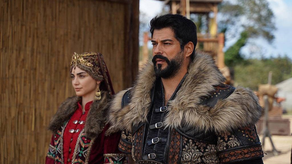 37-ilden-sonra-qayidir-burak-ozciviti-evez-edecek-foto-1753690902