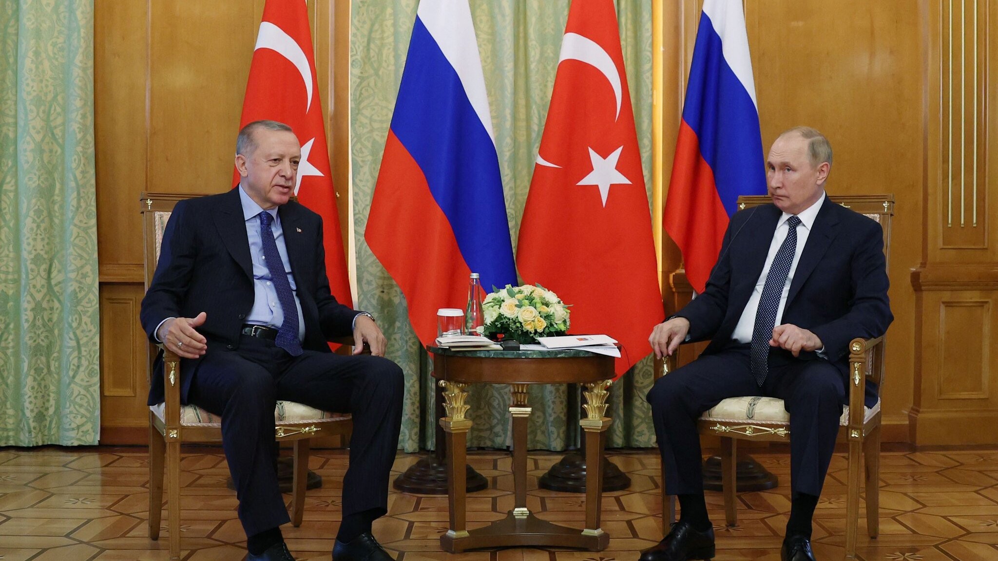 ankara-moskvaya-gore-taktikani-deyisdi-erdogan-kiyev-planini-baki-ucun-ise-salir-1753692045