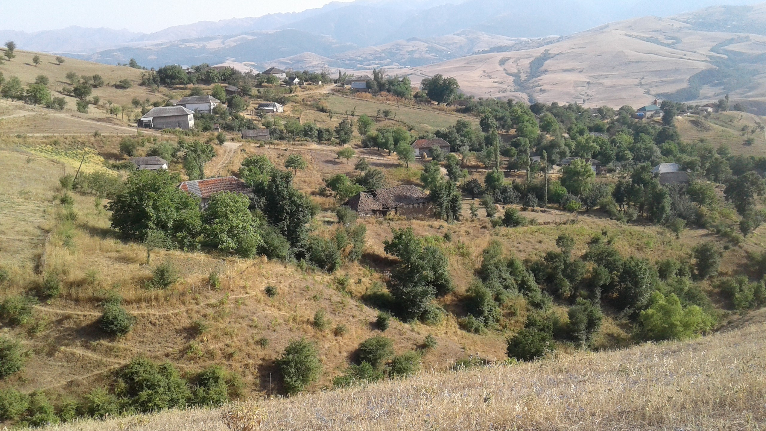 azerbaycanda-bu-kendler-suretle-bosalir-icra-herekete-kecdi-video-1753894171