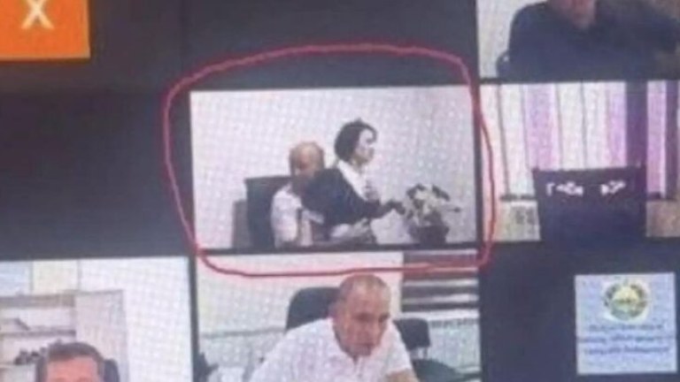 onlayn-iclasda-katibeni-qucaqlayan-deputat-isden-qovuldu-1753856175
