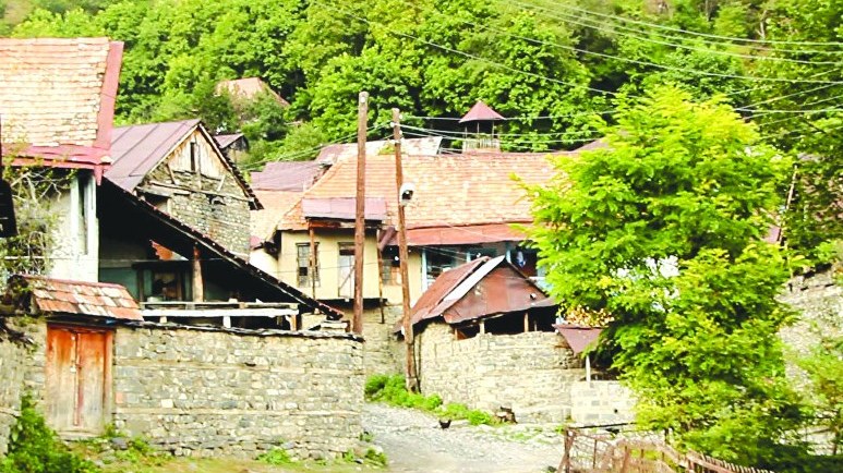 azerbaycanda-qorxunc-proses-yuzlerle-ev-bos-qalib-insanlar-ora-axisir-1753943367