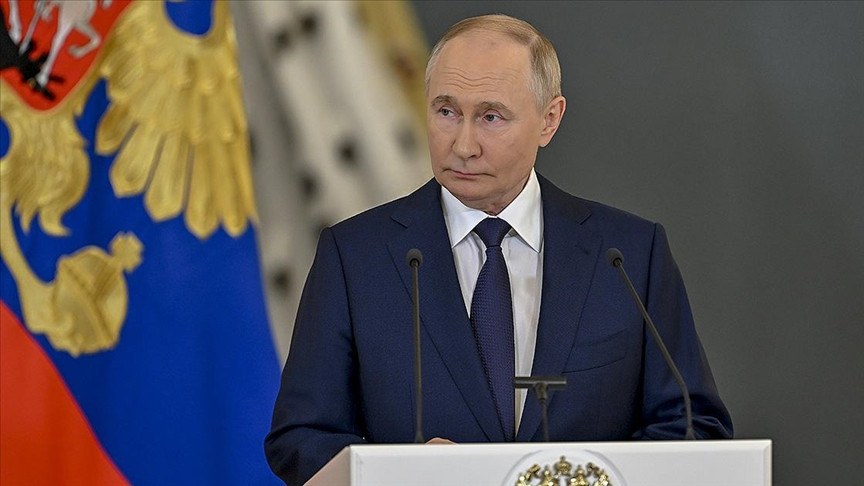putin-gorun-nece-qorunur-muhafizecilerin-elinde-sokedici-silah-video-1754076452