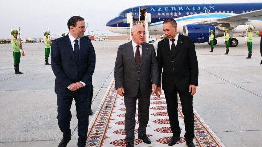 eli-esedov-turkmenistanda-seferdedir-foto-1754330248