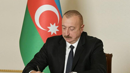 Prezident yaş həddi ilə bağlı qanunu imzaladı