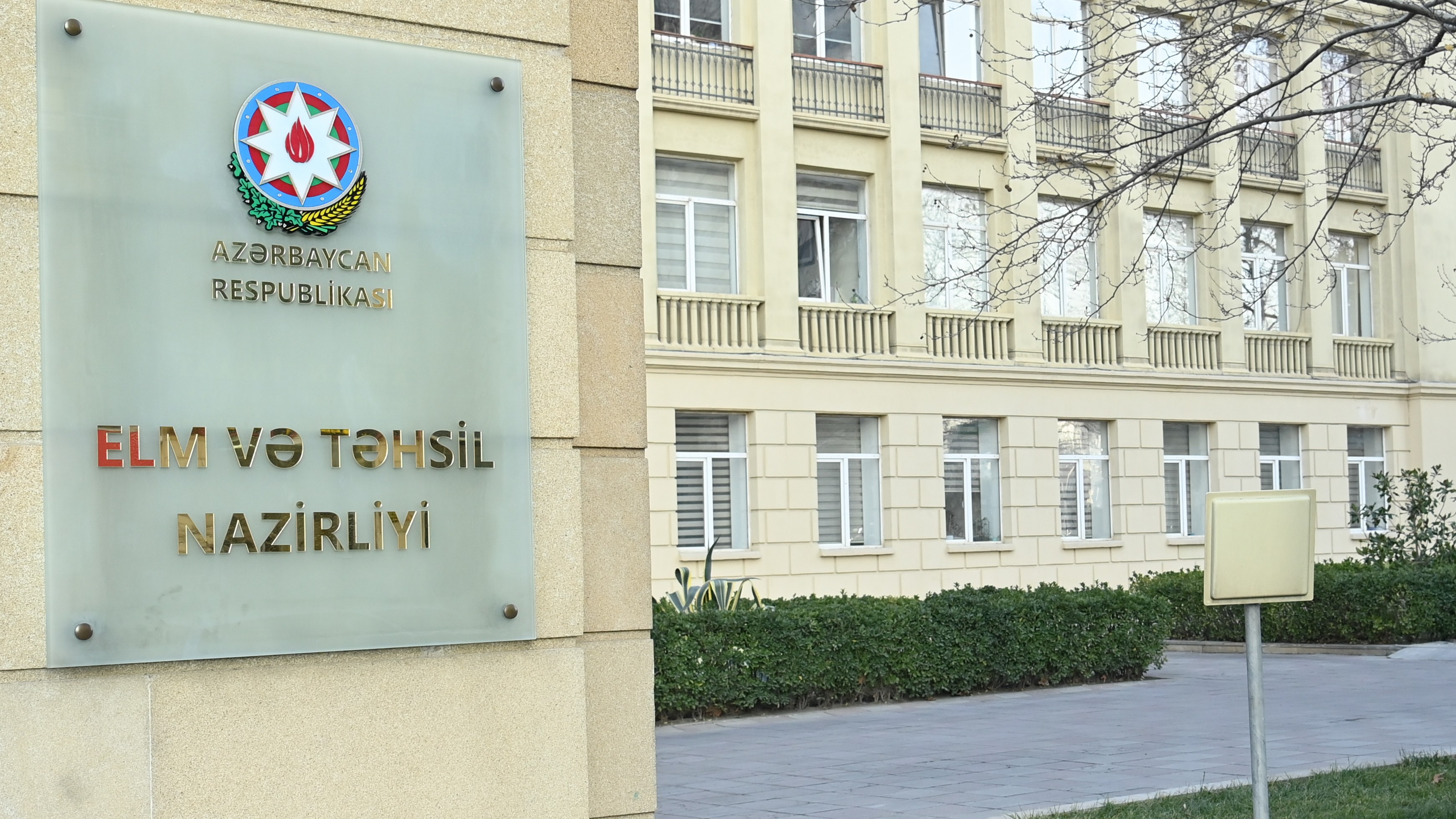 21-mekteb-direktorunun-emek-muqavilesine-xitam-verilib-1754308253