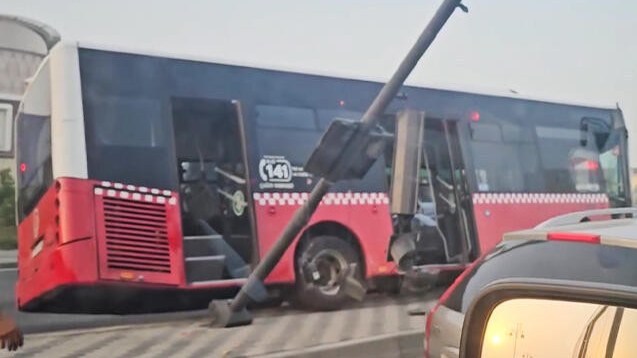 bakida-sernisin-avtobusu-qeza-toretdi-video-1754383288