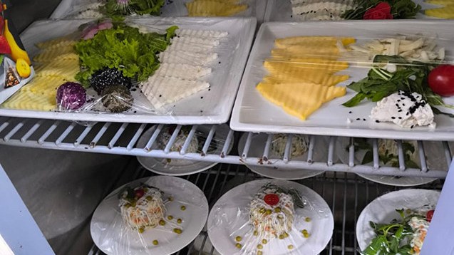 izmir-restoraninda-noqsanlar-askarlandi-fotolar-1754578014