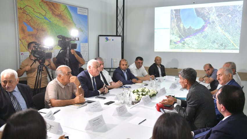 baki-ve-etraf-erazilerde-neqliyyat-infrastrukturu-meseleleri-muzakire-edildi-1755095642