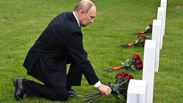 putin-alyaskada-kimlerin-mezarina-gul-qoydu-1755337041