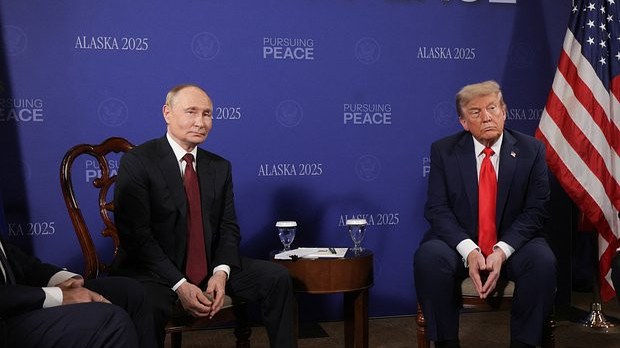 tramp-putinle-gorusde-bu-hereketi-ile-qerbi-aclatdi-centiloni-1755421427