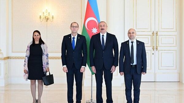 ilham-eliyev-israilin-yeni-sefrini-qebul-etdi-foto-1755520225