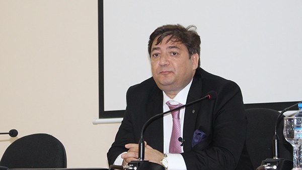 tehsilveren-oyretdiyi-sexsden-az-maas-ala-bilmez-1755512038